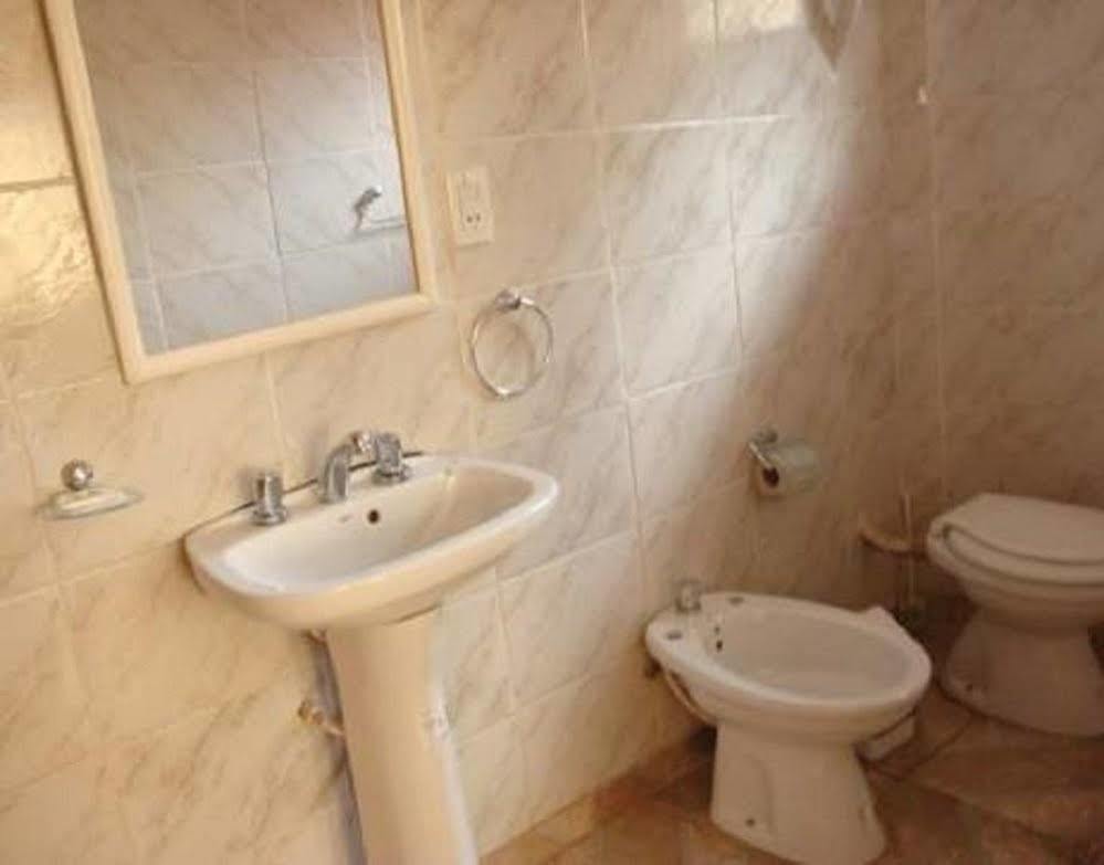 Хостел Residencial Uno Пуерто-Іґуасу Екстер'єр фото